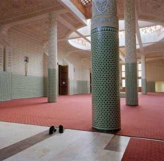 Mosquée d'Évry, Centre culturel islamique d'Évry-Courcouronnes, Courcouronnes, 2003, Patrick Zachmann © Musée national de l’histoire et des cultures de l’immigration