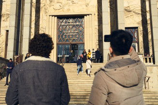 Jeunes photographiant le Palais de la Porte Dorée