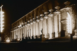 Des lampadaires chenilles devant le pavillon principal de l’Italie.