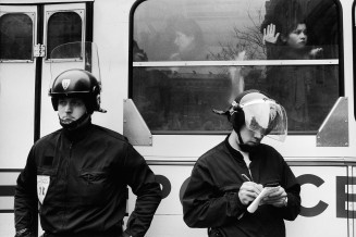 Diane Grimonet, Devant la préfecture de Paris, issu de la série Les sans-papier en France, 1998, Paris
