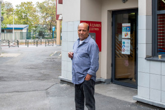 Mehdi Charef devant la Médiathèque du Petit-Nanterre