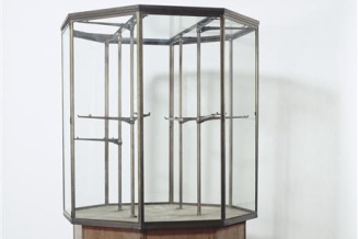 Vitrine octogonale sur pied, 2003