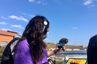 photo d'une jeune fille tenant un micro