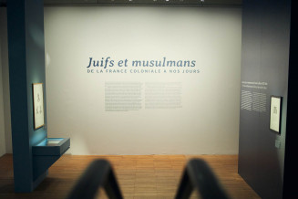 Salle de l'exposition Juifs et musulmans de la France coloniale à nos jours