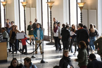 Photo de visiteurs dans le hall d'honneur