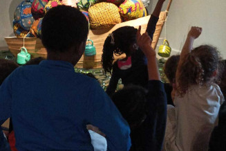 Visite du Musée devant l'oeuvre Road to exile de Barthélémy Toguo