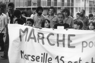 Photo du départ de la Marche à Marseille. En arrière plan, trois membres du pool media, de gauche à droite : Driss El Yazami (Sans frontière), Mogniss H. Abdallah (agence Im'media), et José Viera (EIF)