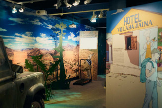 Vue de l'exposition Il faut sauver le Joba Mena, Jeep sur fond peint