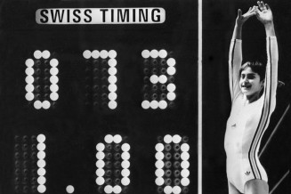 Jeux Olympiques de Montréal (1976) - La gymnaste roumaine Nadia Comăneci obtient la note de 10/10, une première dans l’histoire des Jeux Olympiques