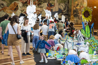 Public avec l'oeuvre de Carole Chaix