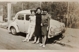 Portrait photographique noir et blanc sous forme de carte postale de Vassiliki, d'Eugénie et d'Odette Bassakyros.