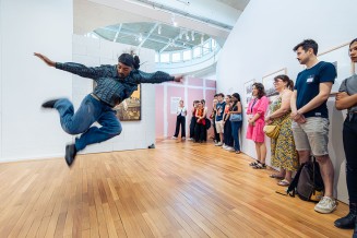 Visite dansée dans l'exposition Banlieues chéries