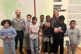 Les enfants de la Maison de quartier Daniel Balavoine avec deux médiateurs du Palais de la Porte Dorée, à l'exposition Migrations & climat