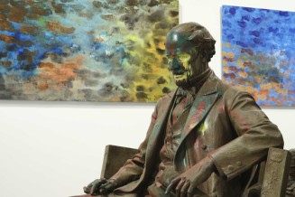 Vue de l’installation de "MONUMENTS", du 23 octobre 2025 au 3 mai 2026, au Geffen Contemporary at MOCA. 