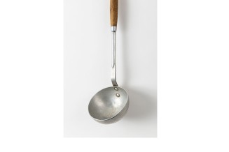 Louche faisant partie des ustensiles donnés "aux rapatriés d'Indochine" lorsqu'ils sont arrivés au centre de Noyant d'allier