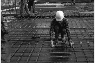 Ouvrier portugais travaillant à la construction de la Tour Montparnasse, 1971 © Gérald Bloncourt, Musée national de l'histoire et de cultures de l'immigration.