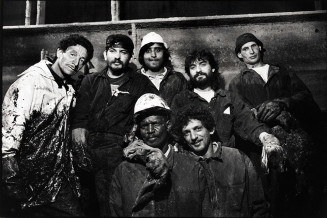 Marseille, bassin du port, équipe de nettoyage du groupe CMR dans les citernes d’un pétrolier, 27/04/1992