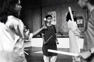 Sarcelles, danse indienne de jeunes tamoules à la MJC, 04/06/1994 © Photo : Jacques Windenberger. Musée national de l’histoire et des cultures de l’immigration