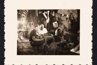 Scènes de vie au camp de Gurs, carnet de photographies du camp de Gurs, 1939. Photographies de Desvo Revaï dit Turaï © Musée national de l’histoire et des cultures de l’immigration