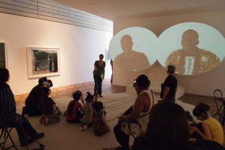 Les enfants découvrent l'exposition J'ai deux amours. Ici devant l'œuvre Peripherical Communities de Melik Ohanian © Fabrication Maison 