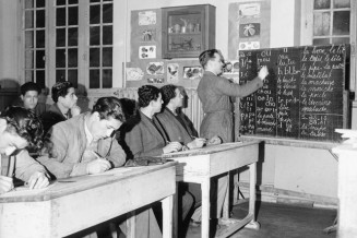 Paul Almasy, Cours du soir pour travailleurs nord-africains, 1950 © Musée national de l'histoire et des cultures de l'immigration