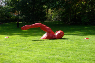 "…Dans le bonheur", 2009.  Sculpture en résine époxy