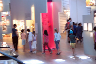 Atelier avec un groupe d'enfants dans l'exposition permanente Repères. Photo : Eva Allouche © Cité nationale de l'histoire de l'immigration