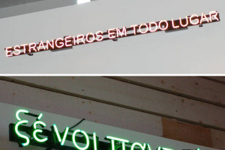 Foreigners Everywhere 2009, Néon (orange, inscription en portuguais), câbles, transformeur & cadre métallique 10x227x5cm. Musée national de l'histoire et des cultures de l'immigration.