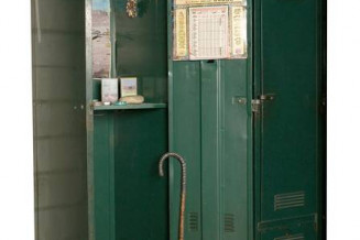 Armoires individuelles de dortoir et canne venant du foyer Rhin-et-Danube