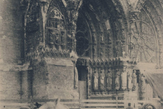 Tirailleurs algériens devant la cathédrale de Reims. 1914-1918. A.R. Collection Association Génériques 