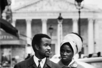 Reportage pour le centre d’éducation civique des Africaines à Paris, Etudiant et sa femme devant le Panthéon, 1966, Janine Niépce
