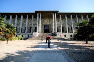 Le parvis du Palais de la Porte Dorée © Nathalie Darbellay, Cité nationale de l'histoire de l'immigration