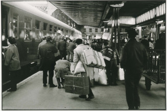 Voyageur portugais à l’arrivée du train Hendaye-Paris en gare d’Austerlitz , Paris 1966 © Gérald Bloncourt / Musée national de l'histoire et des cultures de l'immigration, CNHI 
