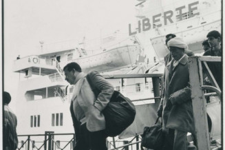 Marseille mars 1988, arrivée du ferry boat “Le Liberté” en provenance d’Alger © Jacques Windenberger / Musée national de l'histoire et des cultures de l'immigration, CNHI 