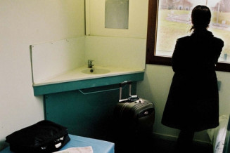 Demandeuse d’asile tchadienne dans la zone d’attente de Zapi 3 située près de l’aéroport de Roissy Charles de Gaulle, 23 décembre 2004 © Olivier Aubert / Musée national de l'histoire et des cultures de l'immigration, CNHI