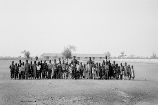 Mali, 1993. Village de Troula, près de Kayes. L'école a été financée par des travailleurs maliens habitant en Seine Saint-Denis © Patrick Zachmann/Magnum Photos/Musée national de l’histoire et des cultures de l’immigration, CNHI