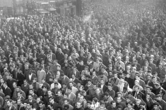 Grève et manifestation à l'intérieur de l'usine de Renault-Billancourt en Mai 1968. L’usine emploie alors près de 21 000 ouvriers, dont un tiers d’étrangers © Gerald Bloncourt/Musée national de l’histoire et des cultures de l’immigration