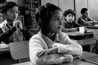 Flins (France), 1983. Ecole située près du site des usines Renault © Ferdinando Scianna/Magnum Photos/Musée national de l’histoire et des cultures de l’immigration, CNHI