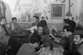 Café de la rue Maître Albert 1955. Photograph. © Pierre Boulat / Cosmos / Musée national de l’histoire de l’immigration
