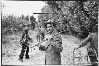 Environs de Nîmes, route de Saint-Gilles, travailleurs marocains et espagnols dans les vergers. 1981.