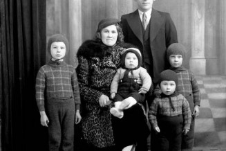 Famille posant en studio avec quatre enfants années 1920-1930