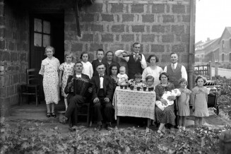 Famille polonaise posant dans son jardin d’une cité minière, 1920-1930. Photographie noir et blanc de Kazimir Zgorecki © Musée national de l'histoire et des cultures de l'immigration