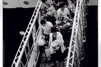 Photographie de Paul Almasy, Arrivée de rapatriés dans le port de Marseille, 1962