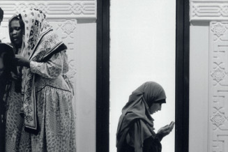 Femme priant dans la nouvelle mosquée de Lyon, Abbas
