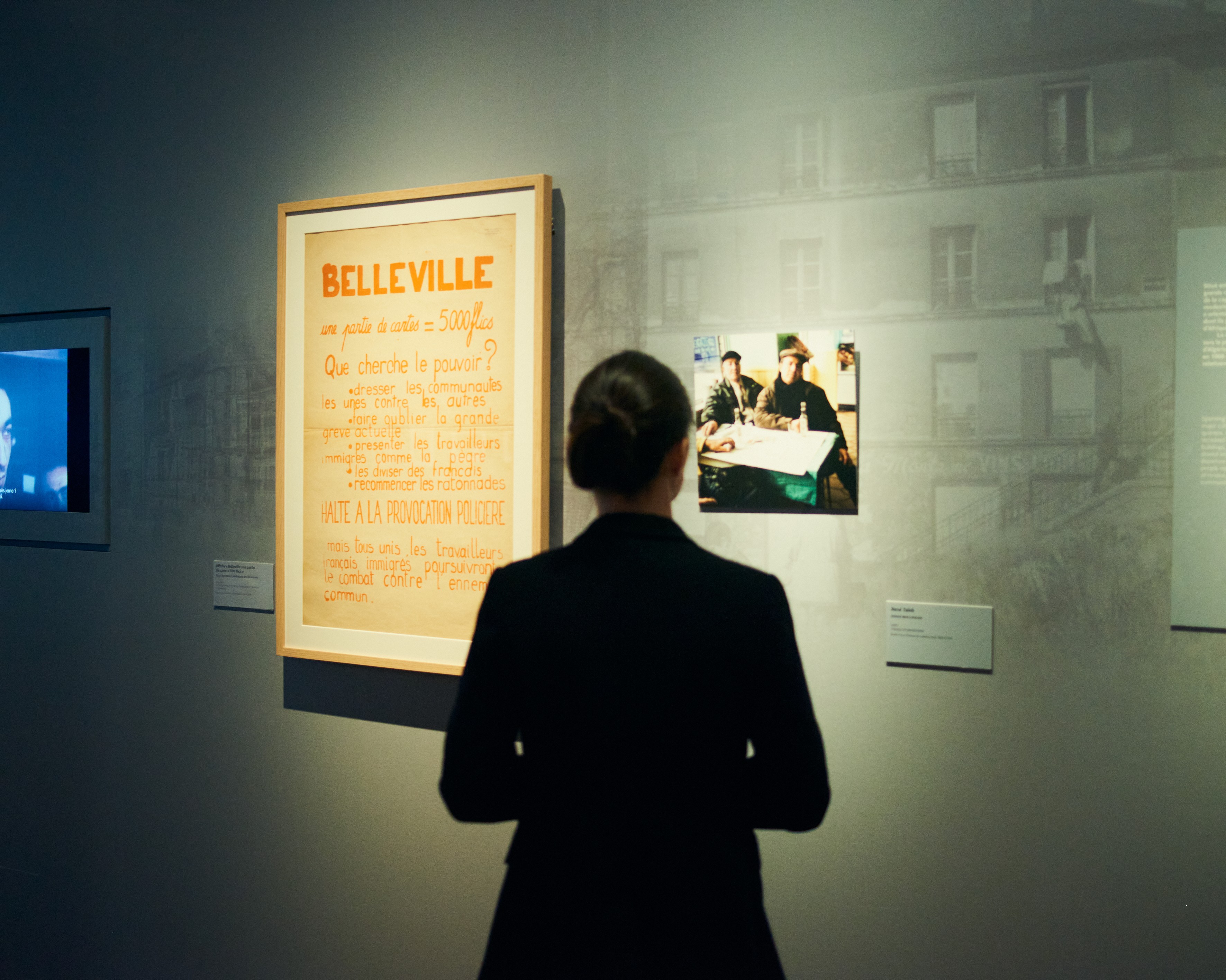 visiteur à l'exposition juifs et musulmans