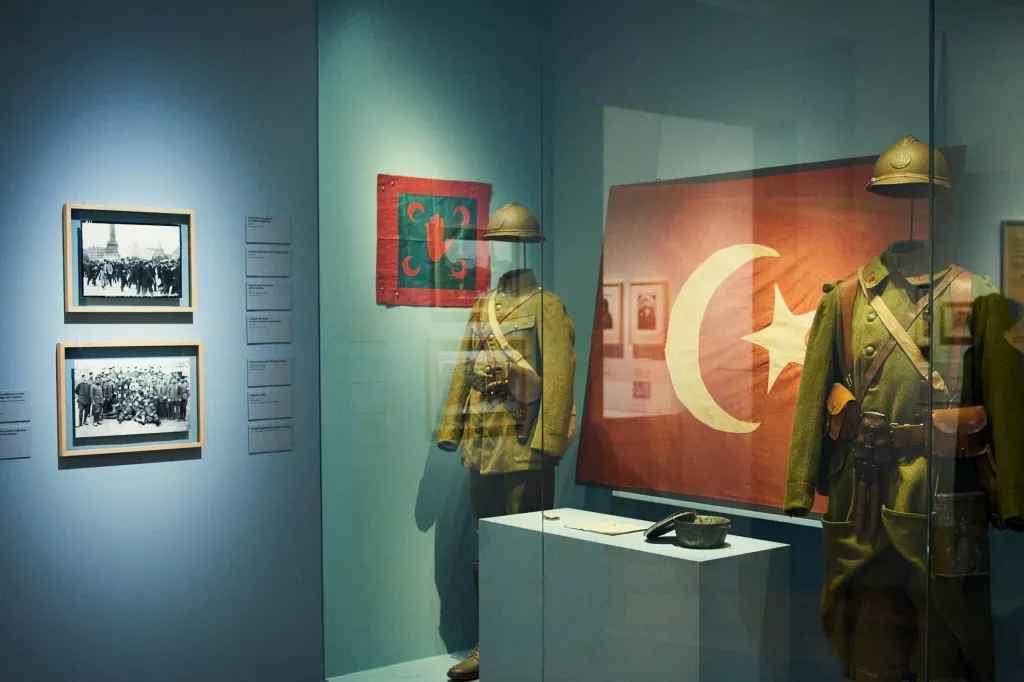 Salle de l'exposition Juifs et musulmans de la France coloniale à nos jours