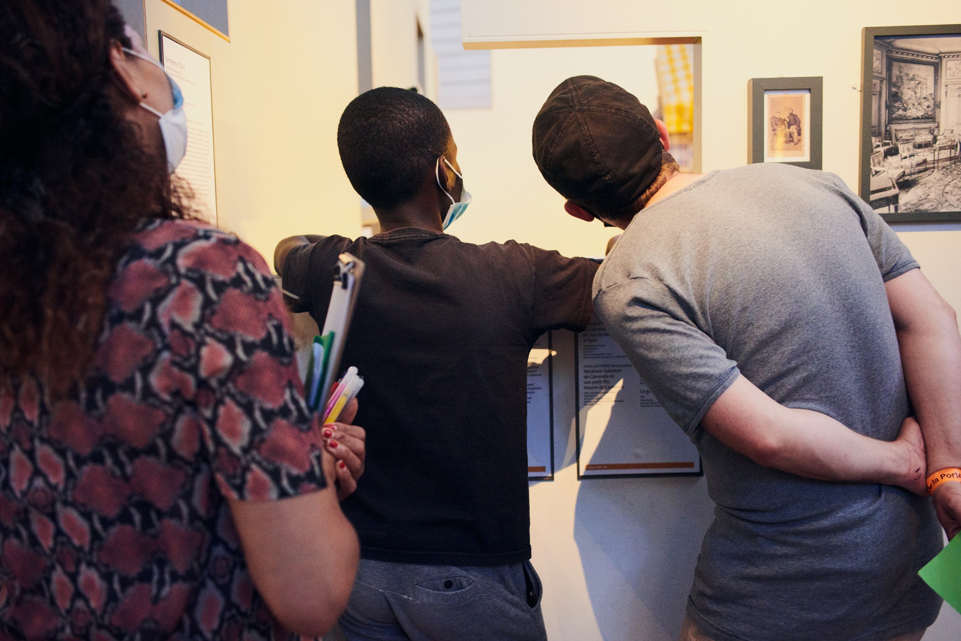 Jeunes enfants de dos en visite au musée