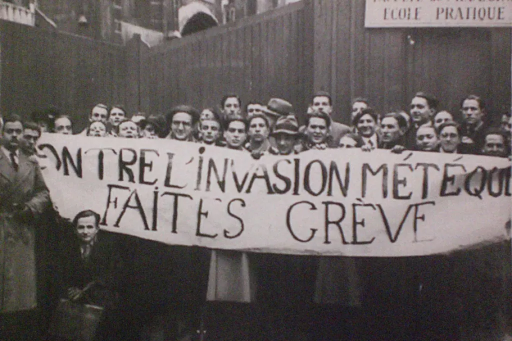 Contre l'invasion des métèques. Grèves des étudiants de médecine à Paris contre la concurrence étrangère, 1935, France Presse, Dazy © Musée national de l'histoire et des cultures de l'immigration, CNHI, Paris 
