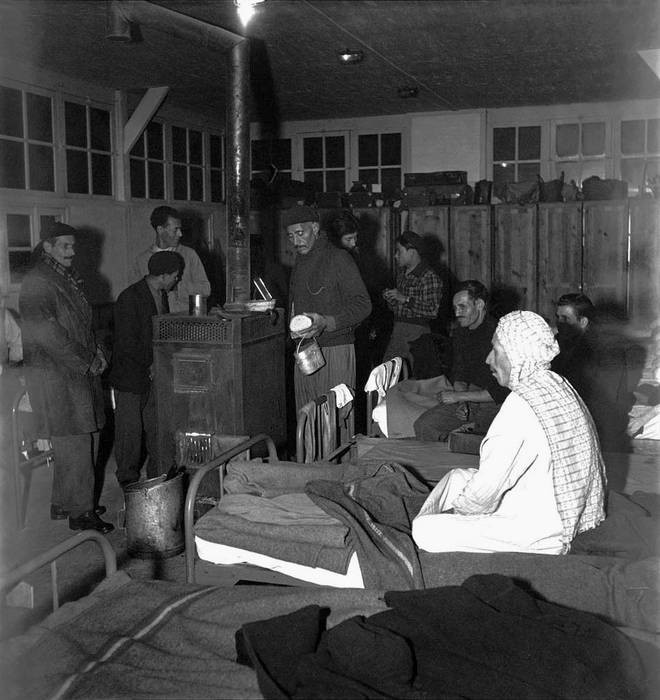 Foyer de travailleurs nord-africains, Puteaux, 1950 © Paul Almasy / Akg-images / Musée national de l'histoire de l'immigration