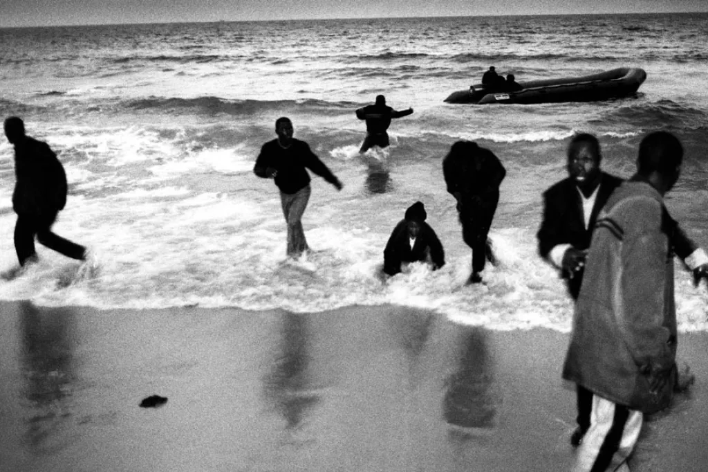Go No Go, The Borders of Europe 1998-2002. Punta Paloma, Spain 2001. Immigrants unloaded by Moroccan traffickers on the beach. © Ad Van Denderen / Agence Vu'